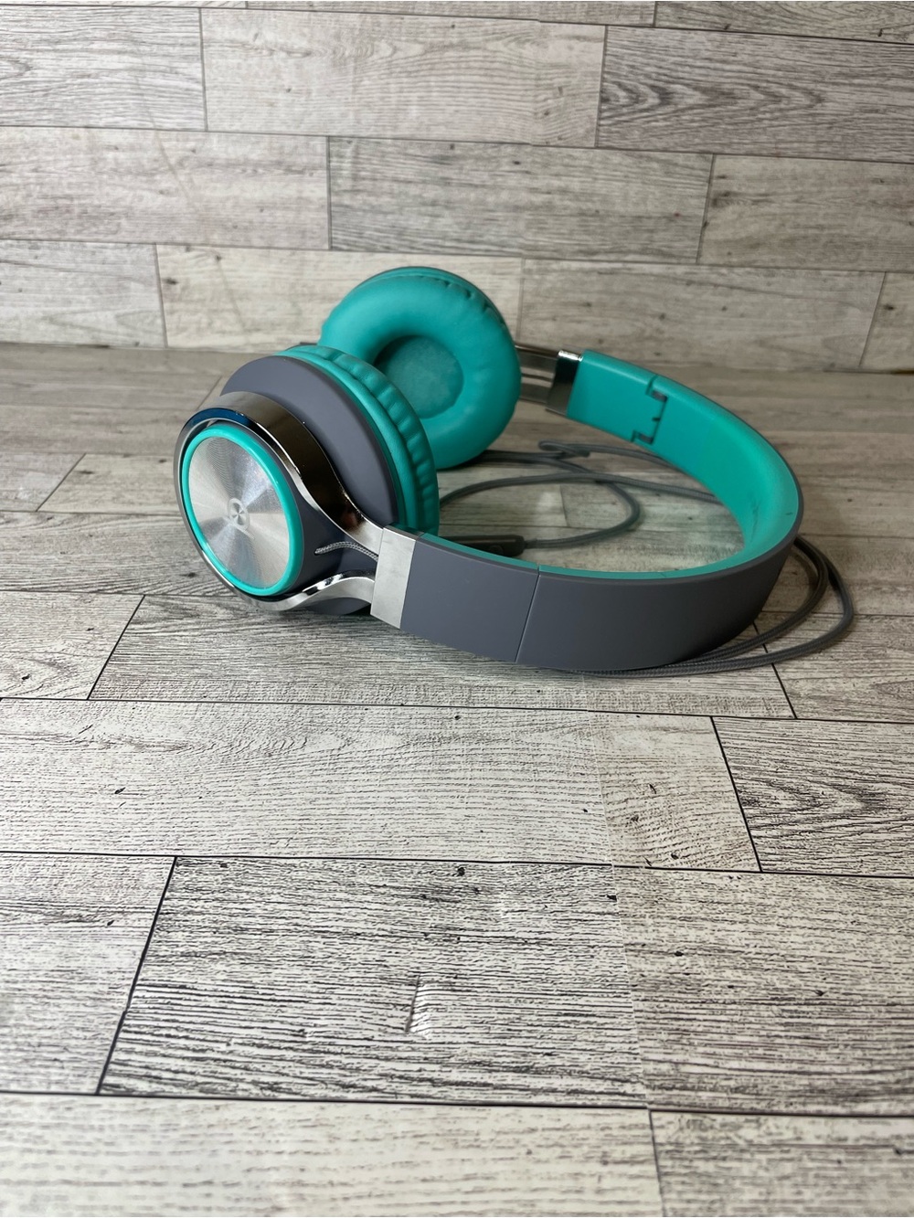 Artix CL750 wired headphones  with a turquoise accent ring.